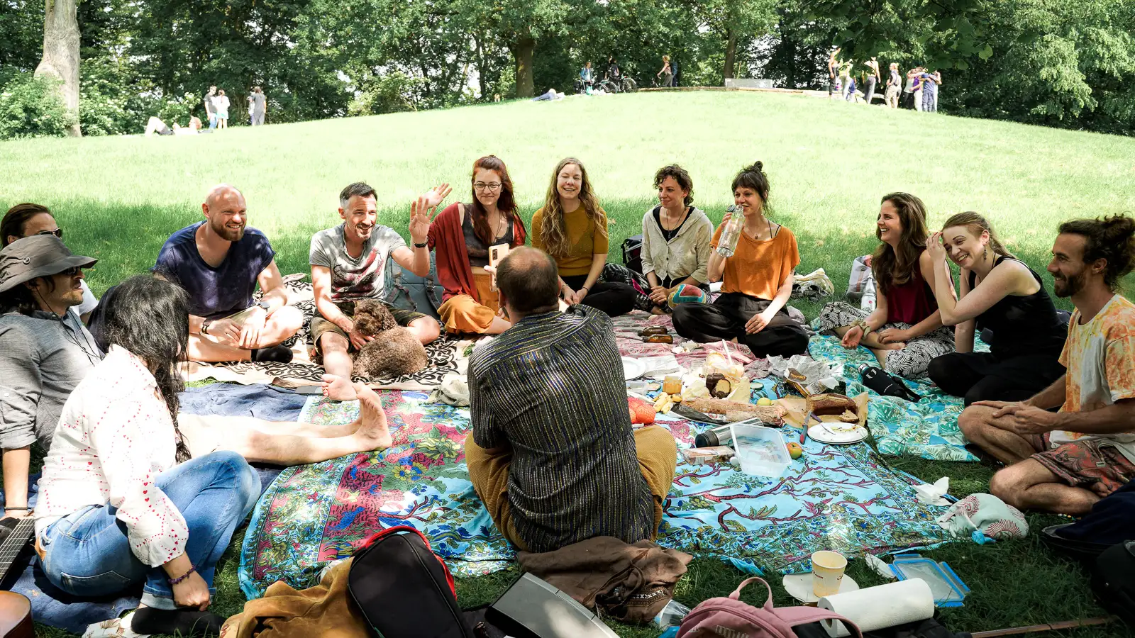 Ehemalige Teilnehmende beim Nachtreffen von Herzraum Retreats Ehemalige Teilnehmende beim Nachtreffen von Herzraum Retreats