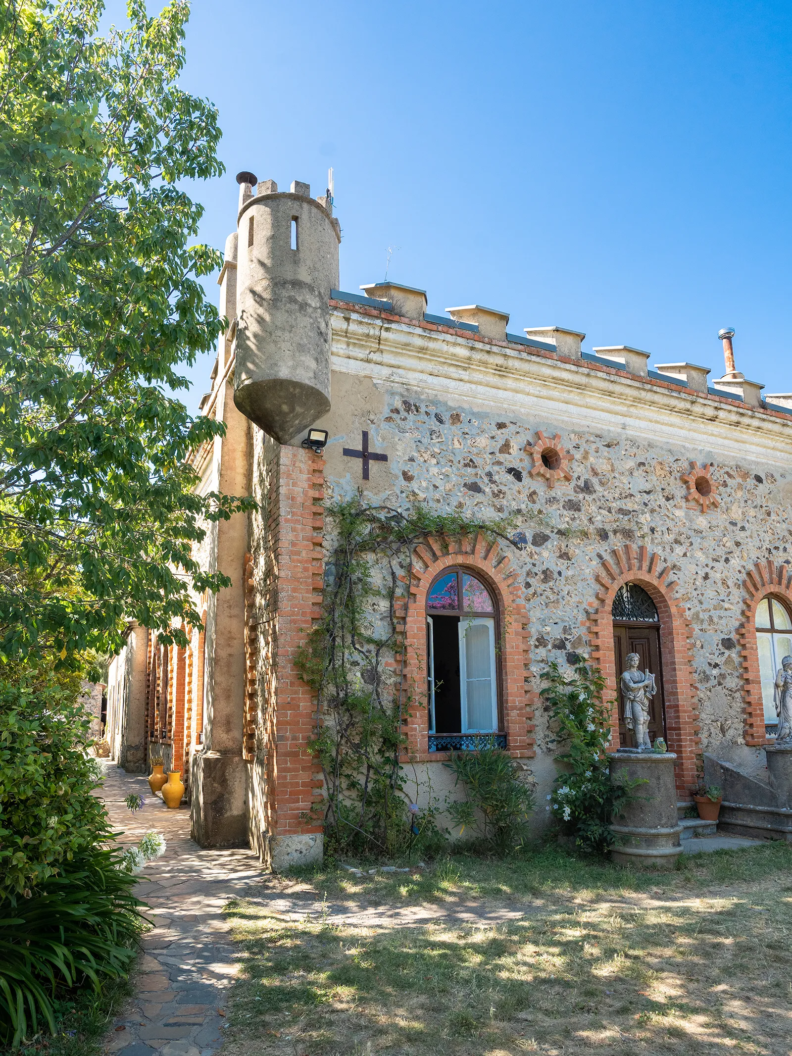 Seminarhaus Quinta das Relvinhas in Monchique: Natursteinfassade mit Türmchen und Rundbogenfenstern