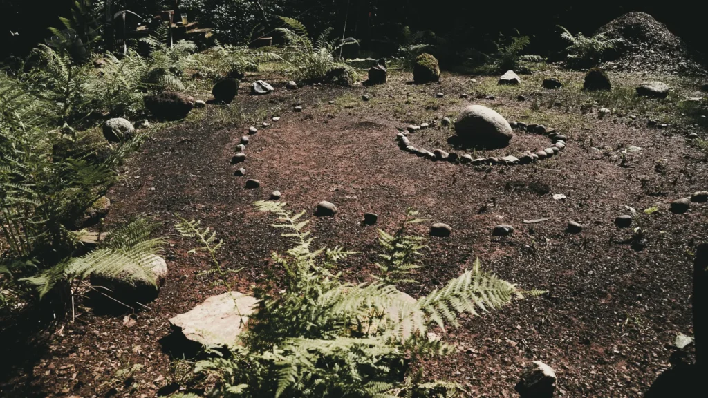 Integration im Alltag – stiller Zeremonienplatz in der Natur nach einem Ayahuasca-Retreat