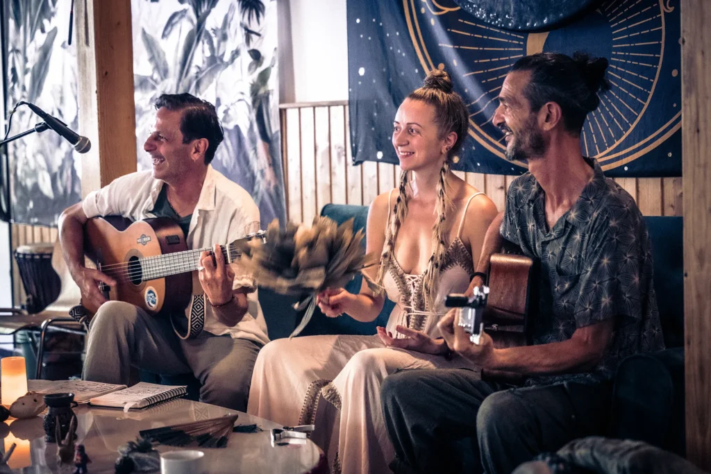 Live-Musik in der Ayahuasca-Zeremonie – Musiker des Herzraum-Teams begleiten den Prozess