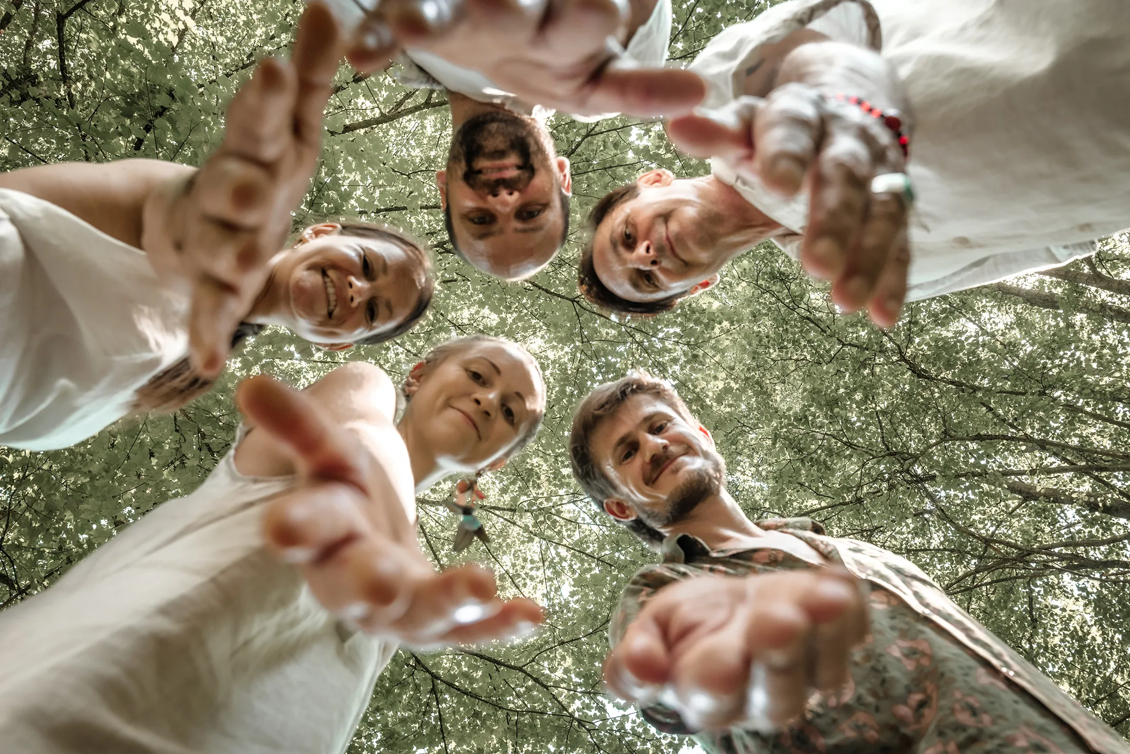 Team und Teilnehmende im Kreis – Gemeinschaft und Verbundenheit bei Herzraum