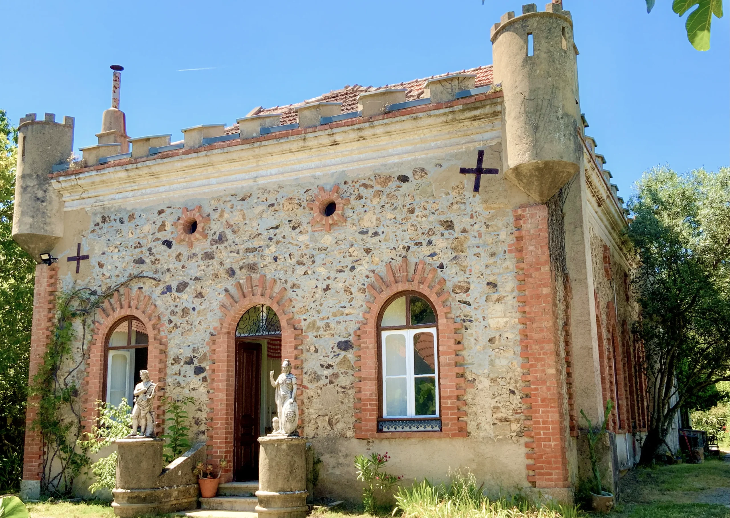 Seminarhaus Quinta das Relvinhas: Natursteinhaus mit roten Rundbögen unter blauem Himmel